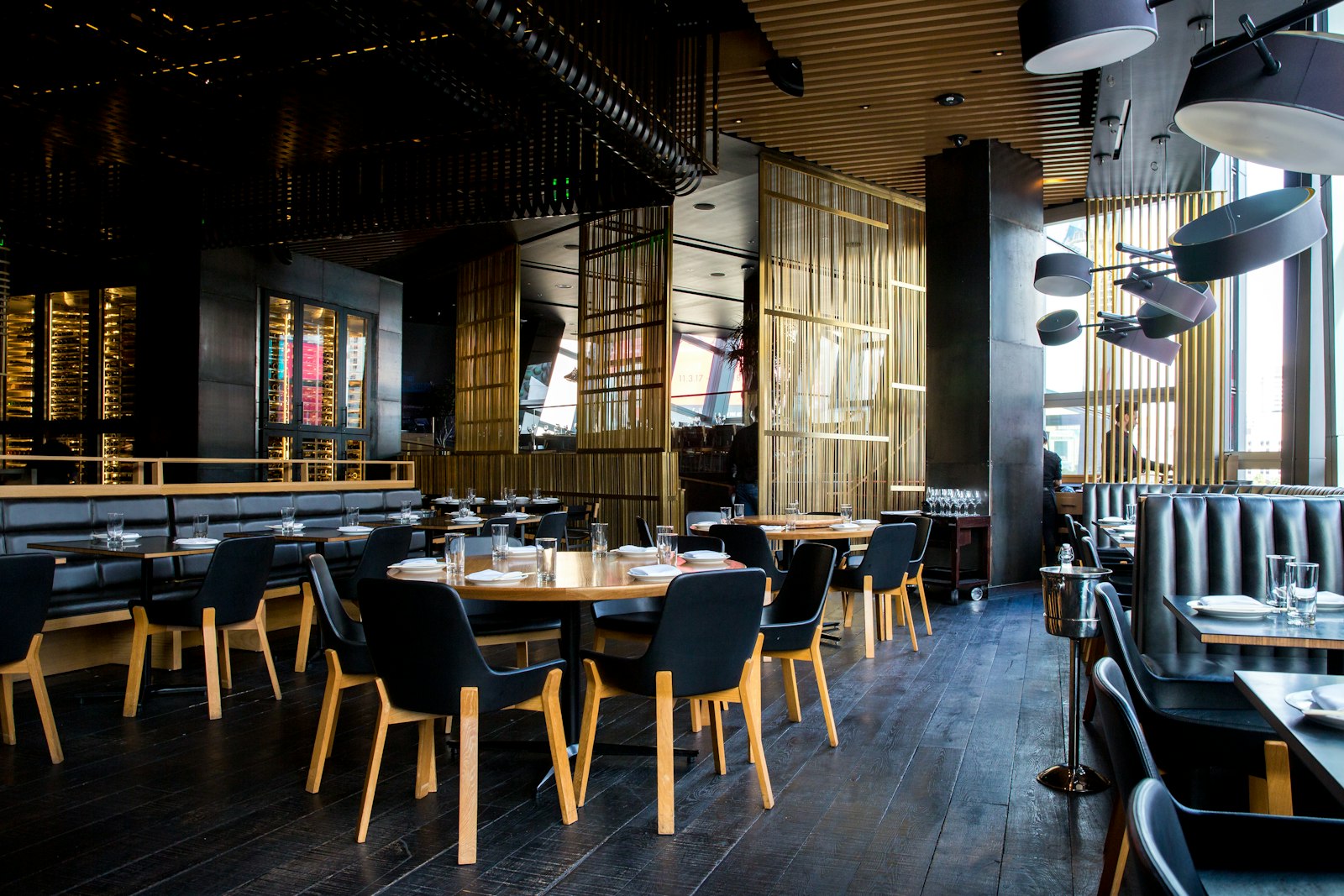 Sala restaurantului AMBRA, cu lumini calde